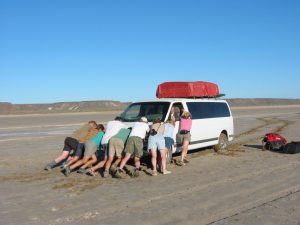 Mexiko-Gruppe-schiebt-Auto