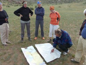 Reiseleiter beim Kartenerläutern